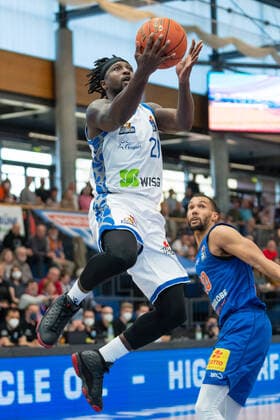 Will Cherry Skyliners, 29 , Jamel Morris MBC, 20 , Syntainics MBC vs Fraport Skyliners, Basketball Bundesliga, Maenner, 2021 2022, 25 Spieltag, 13 03 2022, Syntainics MBC vs Fraport Skyliners, Basketball Bundesliga, Maenner, 2021 2022, 25 Spieltag, 13 03 2022, Weissenfels. Copyright: xEibner-Pressefoto EckehardxSchulzx ep_eer