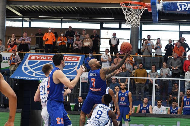 Basketball, 1 Bundesliga, season 2021 2022, catch-up game 15 matchday, SYNTAINICS MBC Mitteldeutscher Basketball Club Weissenfels vs Fraport Skyliners Frankfurt Main 13 03 2022 Sergio Kerusch Forward MBC Weissenfels, back number 7 at the basket with a basket shot against Brancou Badio Guard Skyliners Frankfurt, back number 8 at the game Weißenfels vs Fraport Skyliners Frankfurt 13 03 2022 Weißenfels Sachsen Anhalt Germany Stadthalle Weißenfels
