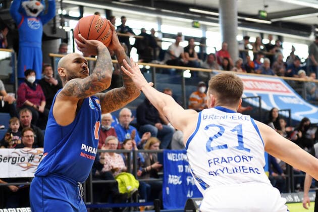 Basketball, 1 Bundesliga, season 2021 2022, make up game 15 matchday, SYNTAINICS MBC Mitteldeutscher Basketball Club Weissenfels vs Fraport Skyliners Frankfurt Main 13 03 2022 Sergio Kerusch Forward MBC Weissenfels, back number 7 throwing at the ball against Lorenz Brenneke Forward Skyliners Frankfurt, back number 21 re during the game Weißenfels vs Fraport Skyliners Frankfurt 13 03 2022 Weißenfels Sachsen Anhalt Germany Stadthalle Weißenfels
