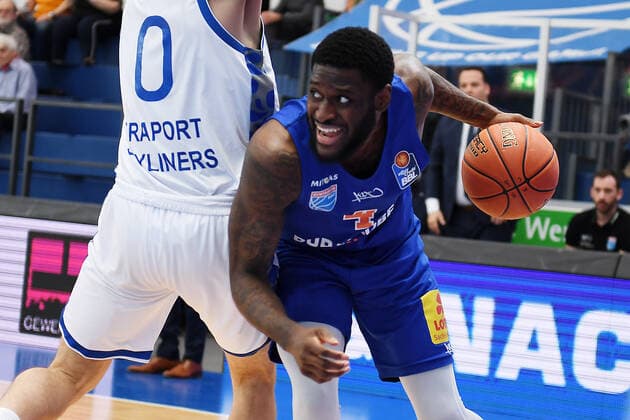 Basketball, 1 Bundesliga, season 2021 2022, catch-up game 15 matchday, SYNTAINICS MBC Mitteldeutscher Basketball Club Weissenfels vs Fraport Skyliners Frankfurt Main 13 03 2022 AJ English power guard MBC Weissenfels, back number 4 right on the ball against Lukas Wank guard Skyliners Frankfurt, back number 0 left during the game Weißenfels vs Fraport Skyliners Frankfurt 13 03 2022 Weißenfels Saxony Anhalt Germany Stadthalle Weißenfels