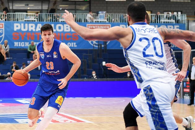Basketball, 1 Bundesliga, season 2021 2022, catch-up game 15 matchday, SYNTAINICS MBC Mitteldeutscher Basketball Club Weissenfels vs Fraport Skyliners Frankfurt Main 13 03 2022 Goran Huskic Center MBC Weissenfels, back number 23 left on the ball against Rasheed Moore Forward Skyliners Frankfurt, back number 20 right during the game Weißenfels vs Fraport Skyliners Frankfurt 13 03 2022 Weißenfels Sachsen Anhalt Germany Stadthalle Weißenfels
