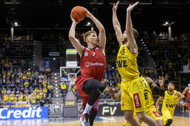 Oldenburg, Lower Saxony, DEU, 13 03 2022, Jonas Richter left, Niners Chemnitz and Max Heidegger right, EWE Baskets Oldenburg EWE Baskets Oldenburg vs Niners Chemnitz 1 Basketball Bundesliga Saison 2021 2022, 25 Spieltag, Grosse EWE Arena EWE Baskets Oldenburg vs Niners Chemnitz