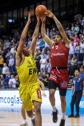 Oldenburg, Lower Saxony, DEU, 13 03 2022, Nelson Weidemann right, Niners Chemnitz and TJ Holyfield EWE Baskets Oldenburg EWE Baskets Oldenburg vs Niners Chemnitz 1 Basketball Bundesliga Saison 2021 2022, 25 Spieltag, Grosse EWE Arena EWE Baskets Oldenburg vs Niners Chemnitz