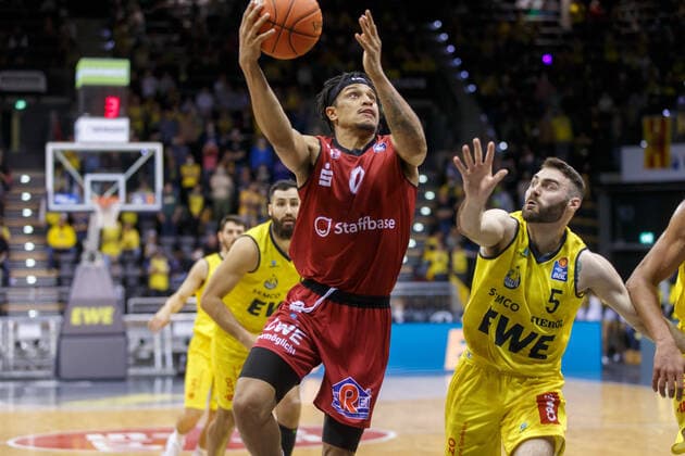 Oldenburg, Lower Saxony, DEU, 13 03 2022, Nelson Weidemann center, Niners Chemnitz and Matt Farrell right, EWE Baskets Oldenburg EWE Baskets Oldenburg vs Niners Chemnitz 1 Basketball Bundesliga Saison 2021 2022, 25 Spieltag, Grosse EWE Arena EWE Baskets Oldenburg vs Niners Chemnitz