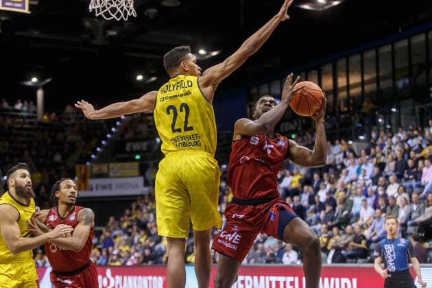 Oldenburg, Lower Saxony, DEU, 13 03 2022, Frantz Massenat right, Niners Chemnitz and TJ Holyfield left, EWE Baskets Oldenburg EWE Baskets Oldenburg vs Niners Chemnitz 1 Basketball Bundesliga Season 2021 2022, 25 Matchday, Grosse EWE Arena EWE Baskets Oldenburg vs Niners Chemnitz
