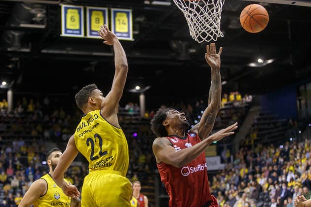 Oldenburg, Lower Saxony, DEU, 13 03 2022, Isiaha Mike right, Niners Chemnitz and TJ Holyfield left, EWE Baskets Oldenburg EWE Baskets Oldenburg vs Niners Chemnitz 1 Basketball Bundesliga Saison 2021 2022, 25 Spieltag, Grosse EWE Arena EWE Baskets Oldenburg vs Niners Chemnitz