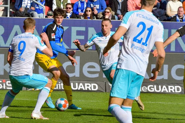Darko Churlinov Schalke 04, Nr 7 tries to push the ball to Simon Terodde Schalke 04, Nr 9 during the match FC Ingolstadt 04 vs Schalke 04 on 13 03 2022, DFL regulations prohibit any use of photographs as image sequences and or quasi video GER, Fussball, 2 Bundesliga, Spieltag 26, FC Ingolstadt 04 vs Schalke 04, 13 03 2022, Audi Sportpark Ingolstadt Copyright: xEibner-Pressefotox xOliverxSTRISCHx
