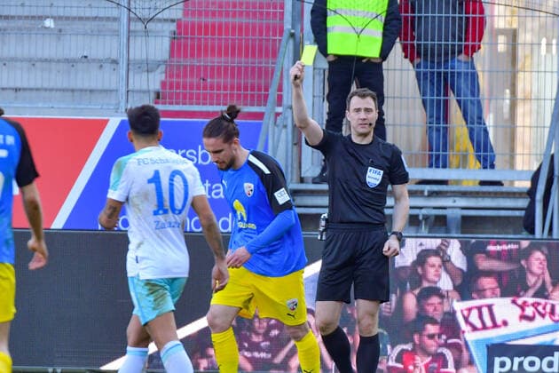 Valmir Sulejmani SV Sandhausen, Nr 33 receives a yellow card during the match FC Ingolstadt 04 vs Schalke 04 on 13 03 2022, DFL regulations prohibit any use of photographs as image sequences and or quasi video GER, Fussball, 2 Bundesliga, Spieltag 26, FC Ingolstadt 04 vs Schalke 04, 13 03 2022, Audi Sportpark Ingolstadt Copyright: xEibner-Pressefotox xOliverxSTRISCHx