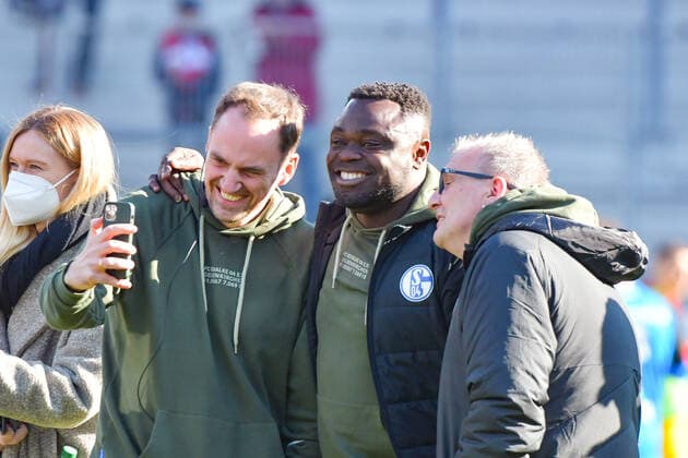 Schalker Urgestein Gerald Asamoha informs here the head coach Michael Bueskens Schalke 04 not present because of Corona about the victory in the game FC Ingolstadt 04 against Schalke 04 on 13 03 2022, DFL regulations prohibit any use of photographs as image sequences and or quasi video GER, Football, 2 Bundesliga, Matchday 26, FC Ingolstadt 04 against Schalke 04, 13 03 2022, Audi Sportpark Ingolstadt Copyright: xEibner-Pressefotox xOliverxSTRISCHx