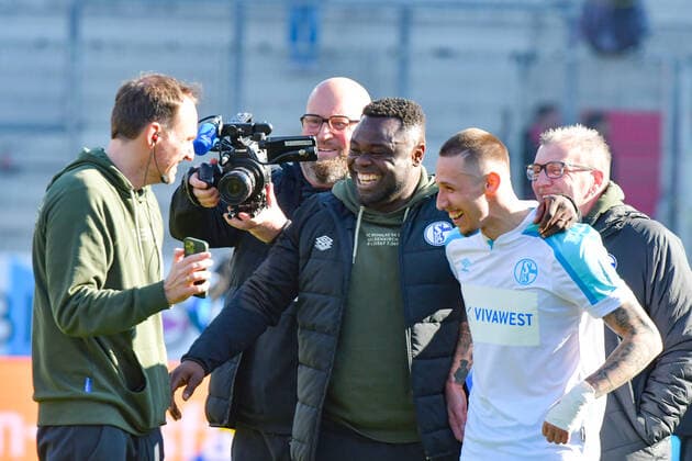 Schalker Urgestein Gerald Asamoha informs here the head coach Michael Bueskens Schalke 04 with Darko Churlinov Schalke 04, No 7 about the victory at the match FC Ingolstadt 04 against Schalke 04 on 13 03 2022, DFL regulations prohibit any use of photographs as image sequences and or quasi video GER, Fussball, 2 Bundesliga, Spieltag 26, FC Ingolstadt 04 against Schalke 04, 13 03 2022, Audi Sportpark Ingolstadt Copyright: xEibner-Pressefotox xOliverxSTRISCHx