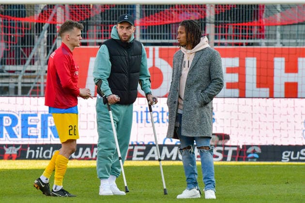 The long-term injured Fatih Kaya FC Ingolstadt, No 9 and Caniggia Ginola Elva SV Sandhausen, No 14 after match together with Florian Pick FC Ingolstadt, No 26 at the match FC Ingolstadt 04 vs Schalke 04 on 13 03 2022, DFL regulations prohibit any use of photographs as image sequences and or quasi video GER, Football, 2 Bundesliga, Matchday 26, FC Ingolstadt 04 vs Schalke 04, 13 03 2022, Audi Sportpark Ingolstadt Copyright: xEibner-Pressefotox xOliverxSTRISCHx