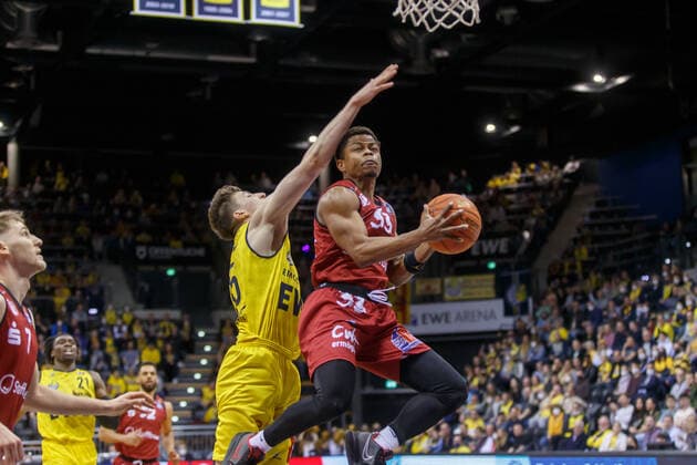 Oldenburg, Lower Saxony, DEU, 13 03 2022, Eric Washington right, Niners Chemnitz and Alen Pjanic left, EWE Baskets Oldenburg EWE Baskets Oldenburg vs Niners Chemnitz 1 Basketball Bundesliga Saison 2021 2022, 25 Spieltag, Grosse EWE Arena EWE Baskets Oldenburg vs Niners Chemnitz