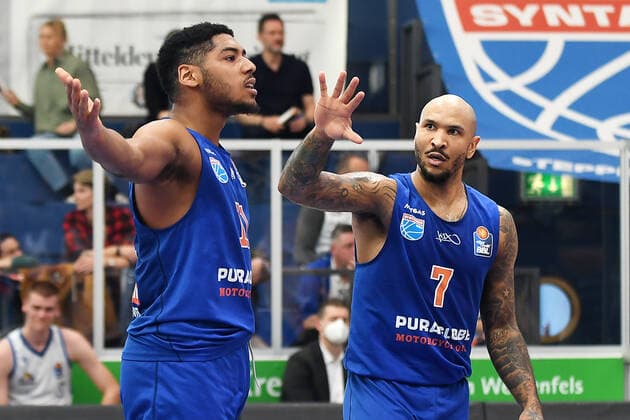 Basketball, 1 Bundesliga, season 2021 2022, catch-up game 15 matchday, SYNTAINICS MBC Mitteldeutscher Basketball Club Weissenfels vs Fraport Skyliners Frankfurt Main 13 03 2022 Cheering Kostja Mushidi Weissenfels, back number 11 left and Sergio Kerusch Forward MBC Weissenfels, back number 7 right after a dunk by Mushidi during the game Weißenfels vs Fraport Skyliners Frankfurt 13 03 2022 Weißenfels Sachsen Anhalt Germany Stadthalle Weißenfels