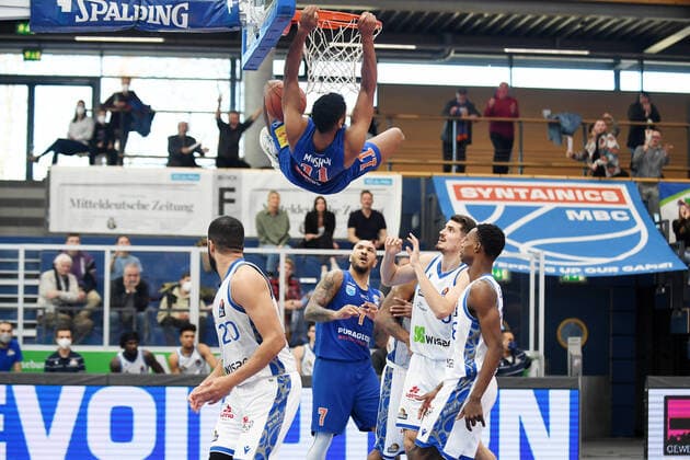 Basketball, 1 Bundesliga, season 2021 2022, make up game 15 matchday, SYNTAINICS MBC Mitteldeutscher Basketball Club Weissenfels vs Fraport Skyliners Frankfurt Main 13 03 2022 Cheers for Kostja Mushidi Weissenfels, back number 11 center after a dunk during the game Weissenfels vs Fraport Skyliners Frankfurt 13 03 2022 Rasheed Moore Forward Skyliners Frankfurt, back number 20 , Sergio Kerusch Forward MBC Weissenfels, back number 7 , Lukas Wank Guard Skyliners Frankfurt, back number 0 , Brancou Badio Guard Skyliners Frankfurt, back number 8 v l n r look to Weißenfels Sachsen Anhalt Germany Stadthalle Weißenfels
