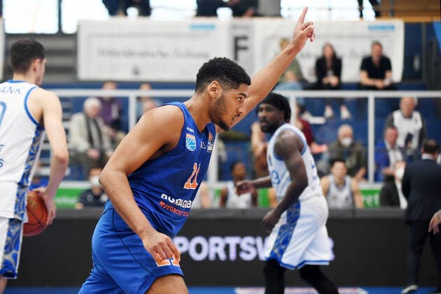 Basketball, 1 Bundesliga, season 2021 2022, catch-up game 15 matchday, SYNTAINICS MBC Mitteldeutscher Basketball Club Weissenfels vs Fraport Skyliners Frankfurt Main 13 03 2022 Cheering Kostja Mushidi Weissenfels, back number 11 after a three point shot into the basket during the game Weißenfels vs Fraport Skyliners Frankfurt 13 03 2022 Weißenfels Sachsen Anhalt Germany Stadthalle Weißenfels