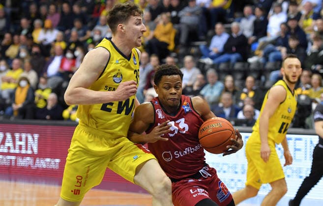 GER, Basketball,easy Credit BBL, EWE Baskets Oldenburg vs Chemnitz 99ers 13 03 2022, EWE Arena, Oldenburg, GER, easy Credit BBL, EWE Baskets Oldenburg vs Chemnitz 99ers , pictured Eric WASHINGTON Chemnitz 99ers 33 Alen PJANIC EWE Baskets Oldenburg 35 nordphotoxRojahn nph00310