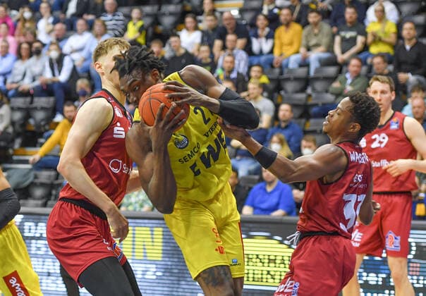 GER, Basketball,easy Credit BBL, EWE Baskets Oldenburg vs Chemnitz 99ers 13 03 2022, EWE Arena, Oldenburg, GER, easy Credit BBL, EWE Baskets Oldenburg vs Chemnitz 99ers , pictured Tai ODIASE EWE Baskets Oldenburg 21 Jonas RICHTER Chemnitz 99ers 7 Eric WASHINGTON Chemnitz 99ers 33 nordphotoxRojahn nph00310