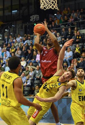 GER, Basketball,easy Credit BBL, EWE Baskets Oldenburg vs Chemnitz 99ers 13 03 2022, EWE Arena, Oldenburg, GER, easy Credit BBL, EWE Baskets Oldenburg vs Chemnitz 99ers , in picture Isiaha MIKE Chemnitz 99ers 11 Alen PJANIC EWE Baskets Oldenburg 35 nordphotoxRojahn nph00310