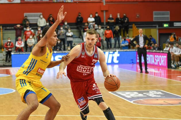 Oscar Da Silva, Florian Koch 25 matchday, Basketball Bundesliga, Basketball season 2021 2022, Germany, easyCredit BBL, Germany, Giessen 46ers, giessen red, men, Jobstairs GIESSEN 46ers Alba Berlin, men, Berlin in yellow