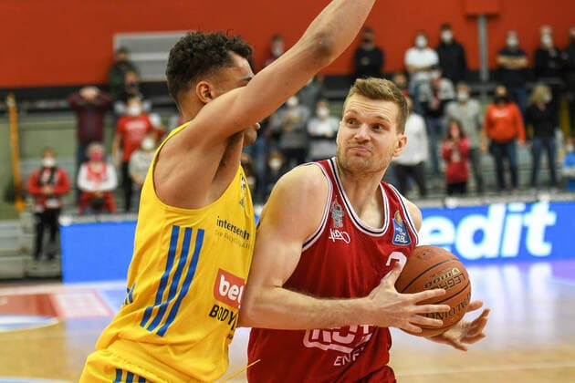 Oscar Da Silva, Florian Koch 25 matchday, Basketball Bundesliga, Basketball season 2021 2022, Germany, easyCredit BBL, Germany, Giessen 46ers, giessen red, men, Jobstairs GIESSEN 46ers Alba Berlin, men, Berlin in yellow