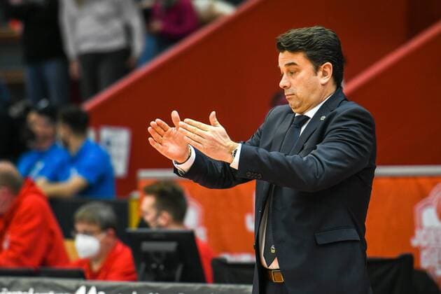Israel Gonzalez, Coach Alba Berlin 25 Spieltag, Basketball Bundesliga, Basketball season 2021 2022, Germany, easyCredit BBL, Germany, Giessen 46ers, giessen red, men, Jobstairs GIESSEN 46ers Alba Berlin, men, Berlin in yellow