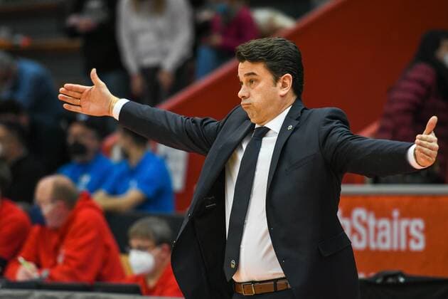 Israel Gonzalez, Coach Alba Berlin 25 Spieltag, Basketball Bundesliga, Basketball season 2021 2022, Germany, easyCredit BBL, Germany, Giessen 46ers, giessen red, men, Jobstairs GIESSEN 46ers Alba Berlin, men, Berlin in yellow