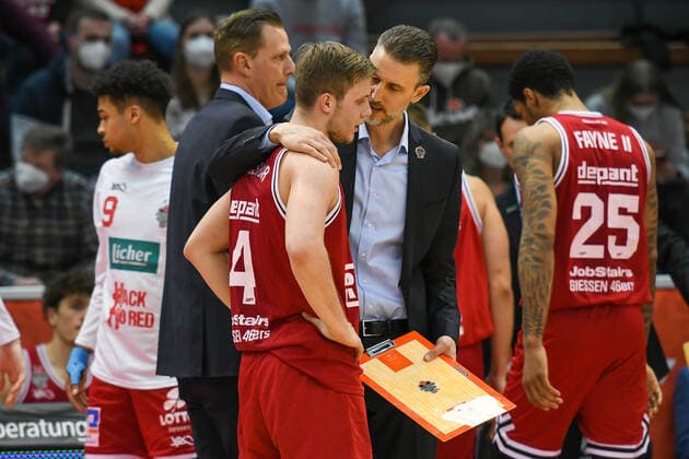 Bjarne Kraushaar gets instructions from Pete Strobl 25 Spieltag, Basketball Bundesliga, Basketball season 2021 2022, Germany, easyCredit BBL, Germany, Giessen 46ers, giessen red, men, Jobstairs GIESSEN 46ers Alba Berlin, men, Berlin in yellow