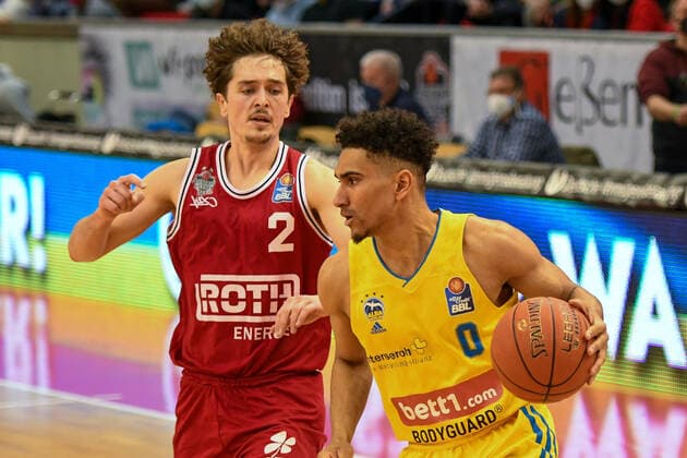Dennis Nawrocki, Mado Lo 25 matchday, Basketball Bundesliga, Basketball season 2021 2022, Germany, easyCredit BBL, Germany, Giessen 46ers, giessen red, men, Jobstairs GIESSEN 46ers Alba Berlin, men, Berlin in yellow