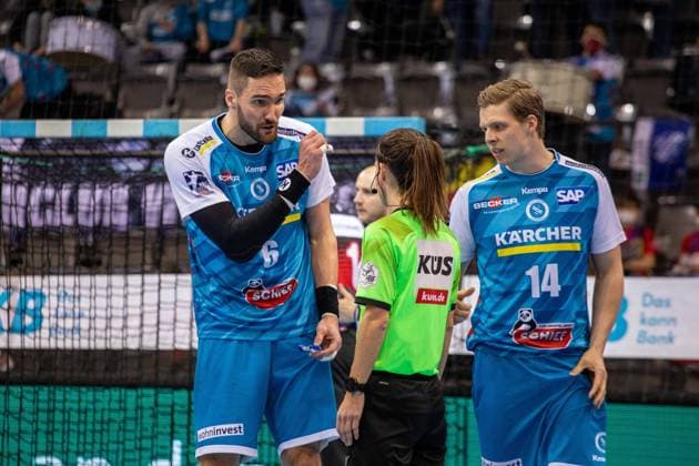 Dominik Weiss TVB Stuttgart, 06 discusses with Maike Merz referee 2 player club 00 vs player club 00 TVB Stuttgart vs SC Magdeburg, handball, men, Bundesliga, 24 match day, season 2021 2022, 13 03 2022 TVB Stuttgart vs SC Magdeburg, handball, men, Bundesliga, 24 match day, season 2021 2022, 13 03 2022 Stuttgart Copyright: xTabeaxGuenzler Eibner-Pressefotox EP_TGR
