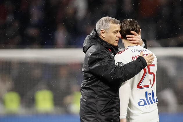 Deception des joueurs de l Olympique Lyonnais apres leur defaite contre Rennes - Bruno Genesio - Entraineur (Rennes) et Maxence Caqueret (Olympique Lyonnais) FOOTBALL : Olympique Lyonnais vs Stade Rennais - Ligue 1 Uberteat - 13 03 2022 AurelienMorissard Panoramic 