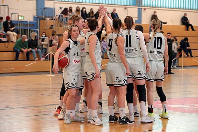 13 03 2022, xovx, Basketball Damen 2 Bundesliga DBBL, Bender Baskets Grünberg Eintracht Braunschweig The Bender Baskets players swear in Grünberg Sporthalle Theo Koch Schule Hessen Germany EN