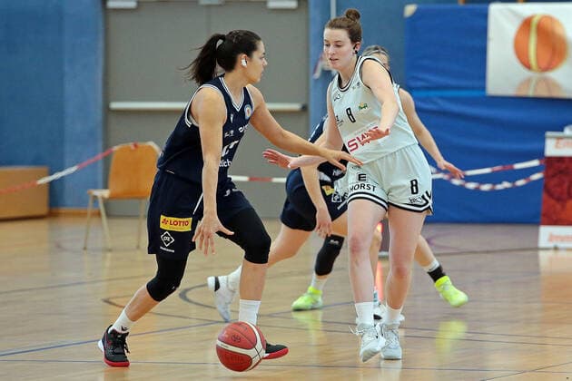 13 03 2022, xovx, Basketball Damen 2 Bundesliga DBBL, Bender Baskets Grünberg Eintracht Braunschweig v l Arianna Zampieri Eintracht Braunschweig , Elisa Mevius Bender Baskets Grünberg Grünberg Sporthalle Theo Koch Schule Hessen Germany DE
