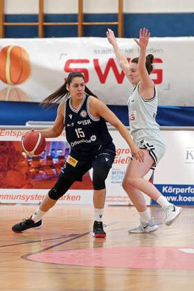 13 03 2022, xovx, Basketball Damen 2 Bundesliga DBBL, Bender Baskets Grünberg Eintracht Braunschweig v l Arianna Zampieri Eintracht Braunschweig , Elisa Mevius Bender Baskets Grünberg Grünberg Sporthalle Theo Koch Schule Hessen Germany DE