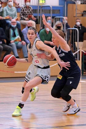 13 03 2022, xovx, basketball women 2 Bundesliga DBBL, Bender Baskets Grünberg Eintracht Braunschweig v l Venla Varis Bender Baskets Grünberg , Jordan Chavis Eintracht Braunschweig Grünberg Sporthalle Theo Koch Schule Hessen Germany DE