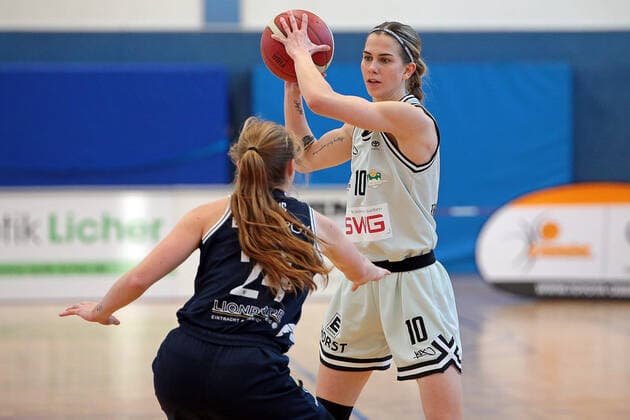 13 03 2022, xovx, Basketball Damen 2 Bundesliga DBBL, Bender Baskets Grünberg Eintracht Braunschweig v l Jordan Chavis Eintracht Braunschweig , Venla Varis Bender Baskets Grünberg Grünberg Sporthalle Theo Koch Schule Hessen Germany DE