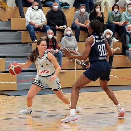 13 03 2022, xovx, Basketball Damen 2 Bundesliga DBBL, Bender Baskets Grünberg Eintracht Braunschweig v l Nina Horvath Bender Baskets Grünberg , Shaquanda Miller McCray Eintracht Braunschweig Grünberg Sporthalle Theo Koch Schule Hessen Germany DE