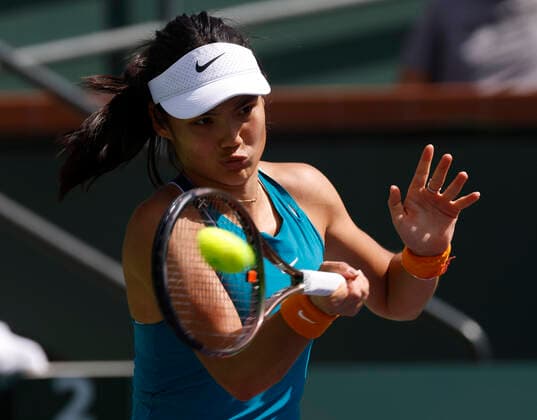 March 13, 2022 Emma Raducanu of Great Britain returns a shot against Petra Martic of Croatia during the 2022 BNP Paribas Open at Indian Wells Tennis Garden in Indian Wells, California. Mandatory Photo Credit: CSM. Indian Wells United States of America - ZUMAc04_ 20220313_zaf_c04_091 Copyright: xCharlesxBausx