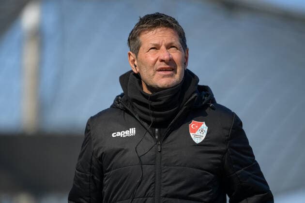 Soccer, 3 Liga, 20220312, Türkgücü Munich 1 FC Magdeburg In the picture coach of Tuerkguecue Türkgücü Munich Andreas HERAF looks ben sky hope Munich Olympic Stadium Bavaria Germany Copyright: Passion2Press MarkusxFischerx
