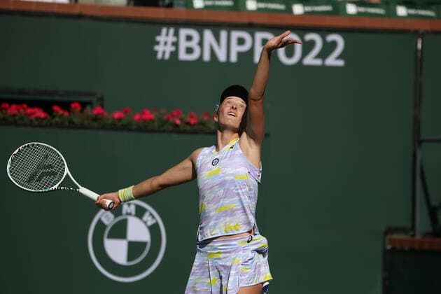 INDIAN WELLS, CA - MARCH 13: Iga Swiatek (POL) serves during the BNP Paribas Open on March 13, 2022 at Indian Wells Tennis Garden in Indian Wells, CA. (Photo by George Walker Icon Sportswire) TENNIS: MAR 13 BNP Paribas Open Icon220313053