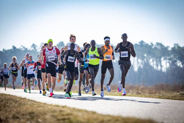 Bilder des Jahres 2022, Sport 03 März Sport Themen der Woche KW10 Sport Bilder des Tages Berlin Invitational Run; Zeuthen bei Berlin, 13.03.2022 Die Spitzengruppe der Maenner ueber 10km mit (von links): Andreas Vojta (AUT), dem spaeteren Sieger Vincent Kiprotich Kibet (KEN), Mica Kiplagat Cheserek (KEN), Samuel Fitwi Sibhatu (LG Vulkaneifel) und Evans Kimtai Kipruto (KEN); Berlin Invitational Run am 13.03.2022 in Zeuthen (Brandenburg). *** Berlin Invitational Run Zeuthen near Berlin, 13 03 2022 The top group of men over 10km with from left Andreas Vojta AUT , the later winner Vincent Kiprotich Kibet KEN , Mica Kiplagat Cheserek KEN , Samuel Fitwi Sibhatu LG Vulkaneifel and Evans Kimtai Kipruto KEN Berlin Invitational Run on 13 03 2022 in Zeuthen Brandenburg Copyright: xBEAUTIFULxSPORTS R.xSchmittx