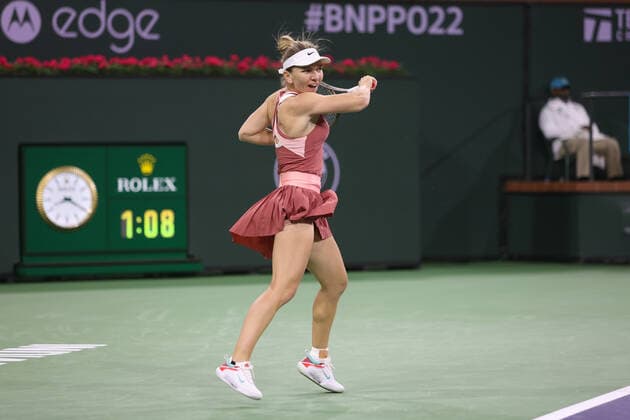 INDIAN WELLS, CA - MARCH 13: Simona Halep (ROU) hits a forehand during the BNP Paribas Open on March 13, 2022 at Indian Wells Tennis Garden in Indian Wells, CA. (Photo by George Walker Icon Sportswire) TENNIS: MAR 13 BNP Paribas Open Icon220313093