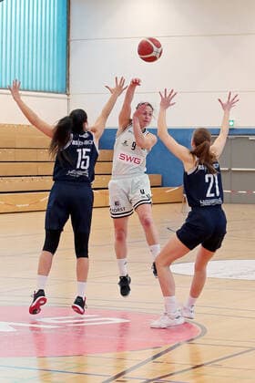 13 03 2022, xovx, Basketball Damen 2 Bundesliga DBBL, Bender Baskets Grünberg Eintracht Braunschweig v l Arianna Zampieri Eintracht Braunschweig , Isabell Meinhart Bender Baskets Grünberg , Lina Falk Eintracht Braunschweig Grünberg Sporthalle Theo Koch Schule Hessen Germany DE