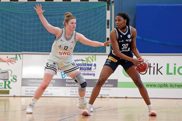 13 03 2022, xovx, basketball women 2 Bundesliga DBBL, Bender Baskets Grünberg Eintracht Braunschweig v l Carlice Poelstra Bender Baskets Grünberg , Shaquanda Miller McCray Eintracht Braunschweig Grünberg Sporthalle Theo Koch Schule Hessen Germany DE