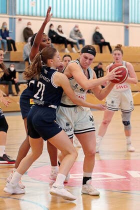 13 03 2022, xovx, Basketball Damen 2 Bundesliga DBBL, Bender Baskets Grünberg Eintracht Braunschweig v l Shaquanda Miller McCray Eintracht Braunschweig , Lina Falk Eintracht Braunschweig , Olivia Nash Bender Baskets Grünberg , Carlice Poelstra Bender Baskets Grünberg Grünberg Sporthalle Theo Koch Schule Hessen Germany DE