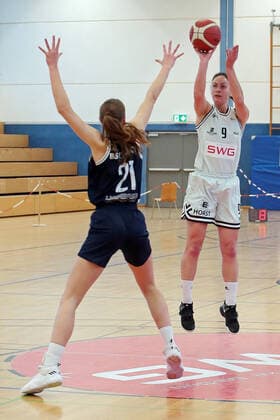 13 03 2022, xovx, Basketball Damen 2 Bundesliga DBBL, Bender Baskets Grünberg Eintracht Braunschweig v l Lina Falk Eintracht Braunschweig , Isabell Meinhart Bender Baskets Grünberg Grünberg Sporthalle Theo Koch Schule Hessen Germany DE