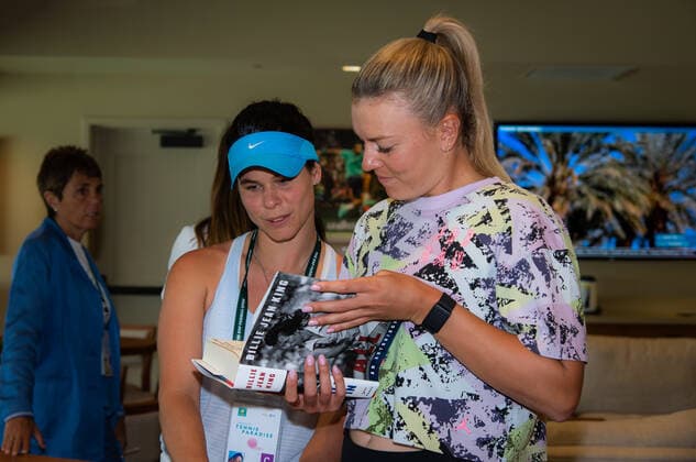 March 13, 2022, INDIAN WELS, CALIFORNIA, UNITED STATES: Dalma Galfi of Hungary meet Billie Jean King at the 2022 BNP Paribas Open WTA, Tennis Damen 1000 tennis tournament INDIAN WELS UNITED STATES - ZUMAa181 20220313_zaa_a181_241 Copyright: xRobxPrangex