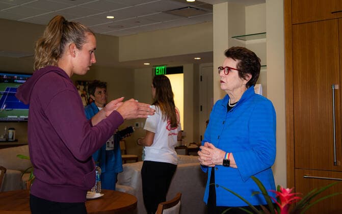 March 13, 2022, INDIAN WELS, CALIFORNIA, UNITED STATES: Elise Mertens of Belgium meets Billie Jean King at the 2022 BNP Paribas Open WTA, Tennis Damen 1000 tennis tournament INDIAN WELS UNITED STATES - ZUMAa181 20220313_zaa_a181_242 Copyright: xRobxPrangex
