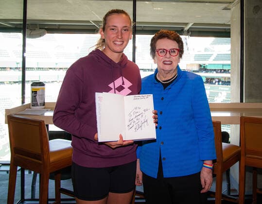 March 13, 2022, INDIAN WELS, CALIFORNIA, UNITED STATES: Elise Mertens of Belgium meets Billie Jean King at the 2022 BNP Paribas Open WTA, Tennis Damen 1000 tennis tournament INDIAN WELS UNITED STATES - ZUMAa181 20220313_zaa_a181_244 Copyright: xRobxPrangex
