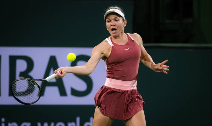 March 13, 2022, INDIAN WELS, CALIFORNIA, UNITED STATES: Simona Halep of Romania in action during the third round of the 2022 BNP Paribas Open WTA, Tennis Damen 1000 tennis tournament against Cori Gauff of the United States INDIAN WELS UNITED STATES - ZUMAa181 20220313_zaa_a181_277 Copyright: xRobxPrangex