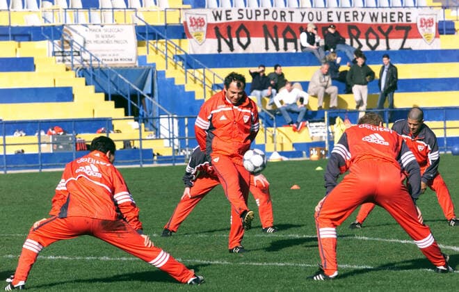 13.01.02 VfB Stuttgart Trainingslager Portugal 2002 Portugal, Albufeira, 13.01.2002, Fussball, Bundesliga, VfB Stuttgart Trainingslager Portugal 2002: Felix Magath (Trainer). *** 13 01 02 VfB Stuttgart training camp Portugal 2002 Portugal, Albufeira, 13 01 2002, football, Bundesliga, VfB Stuttgart training camp Portugal 2002 Felix Magath coach